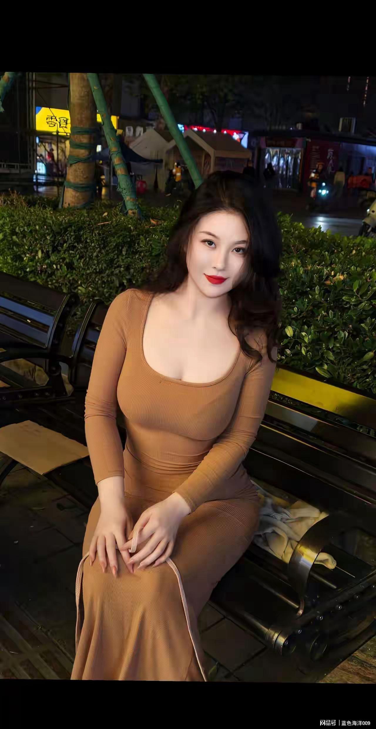 保利体育官方网站-夜景中的美女，身材真好